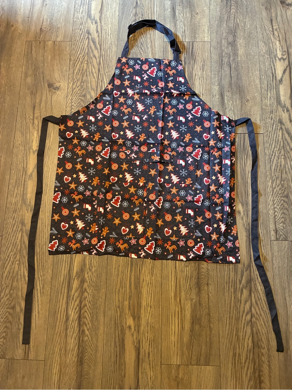 VITA ELEGANTE Holiday Pattern Black Apron with Red and White Accents